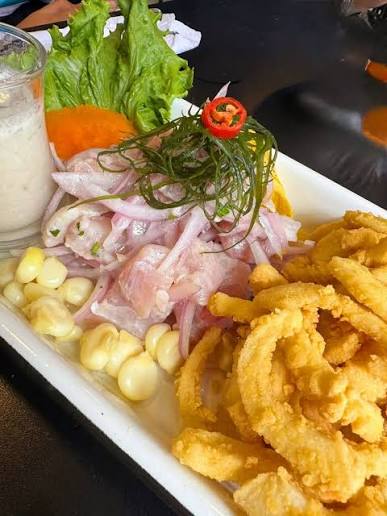 Fuente de ceviche con chicharrón